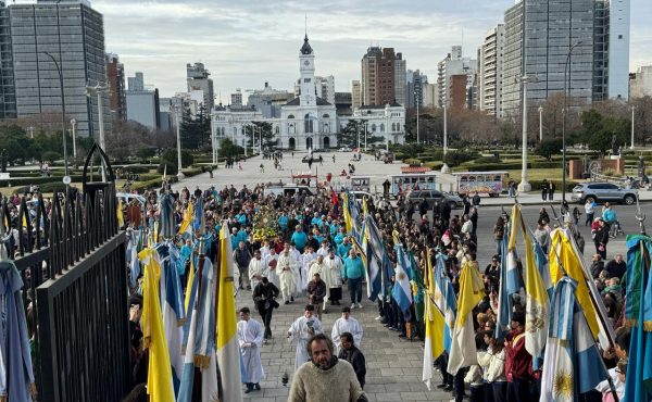 Mons. Carrara: “La Eucaristía es ese milagro de amor que acorta las distancias, Jesús está presente”