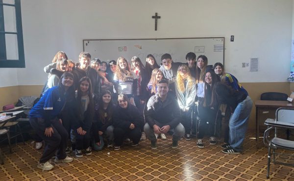 Encuentro de integración entre un estudiante de intercambio y alumnos del colegio Mac Kay
