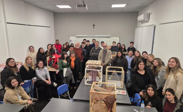La facultad de Arquitectura y Diseño se unió para homenajear a Frei Otto