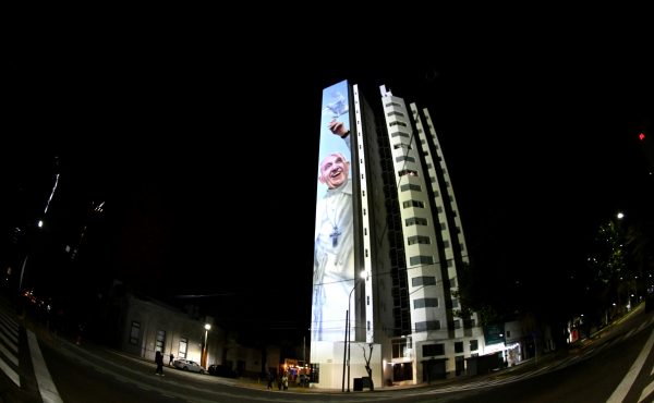 Se inauguró en La Plata el mural que honra al Papa Francisco