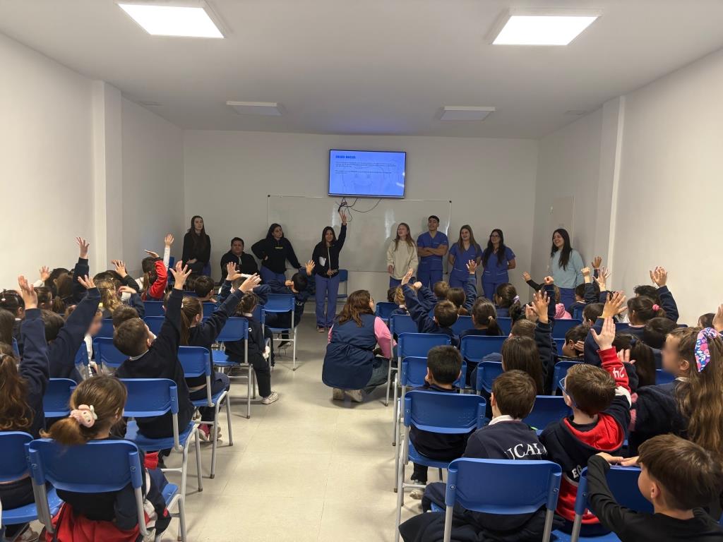Alumnos de odontología realizan acciones de detección y prevención en el Colegio Estrada