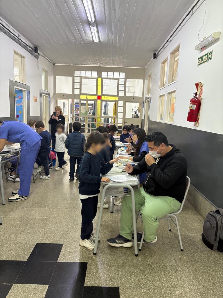 Alumnos de odontología realizan acciones de detección y prevención en el Colegio Estrada