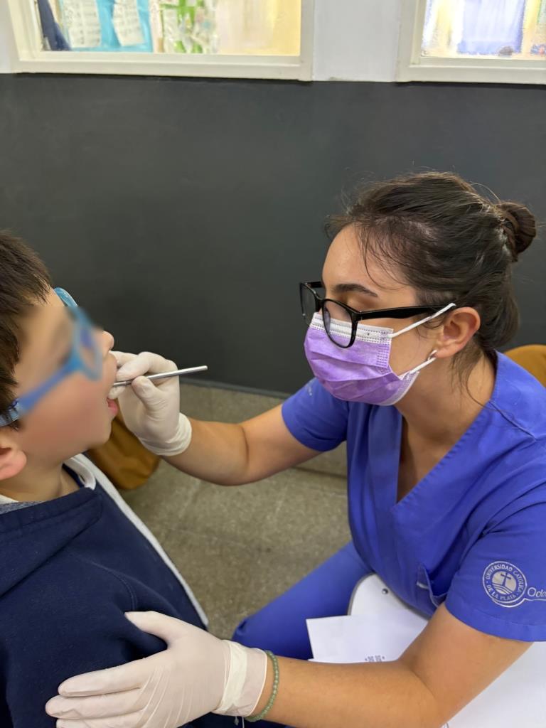 Alumnos de odontología realizan acciones de detección y prevención en el Colegio Estrada