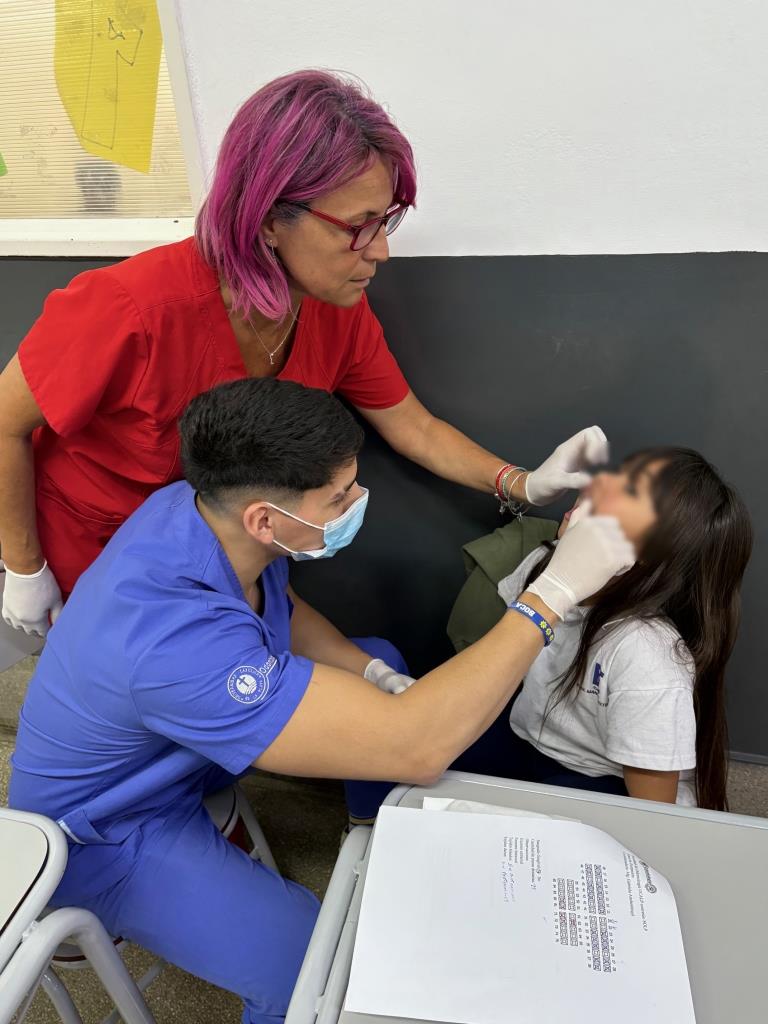 Alumnos de odontología realizan acciones de detección y prevención en el Colegio Estrada