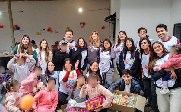 Con música, juegos y regalos, los niños del Santa Clara festejaron su día
