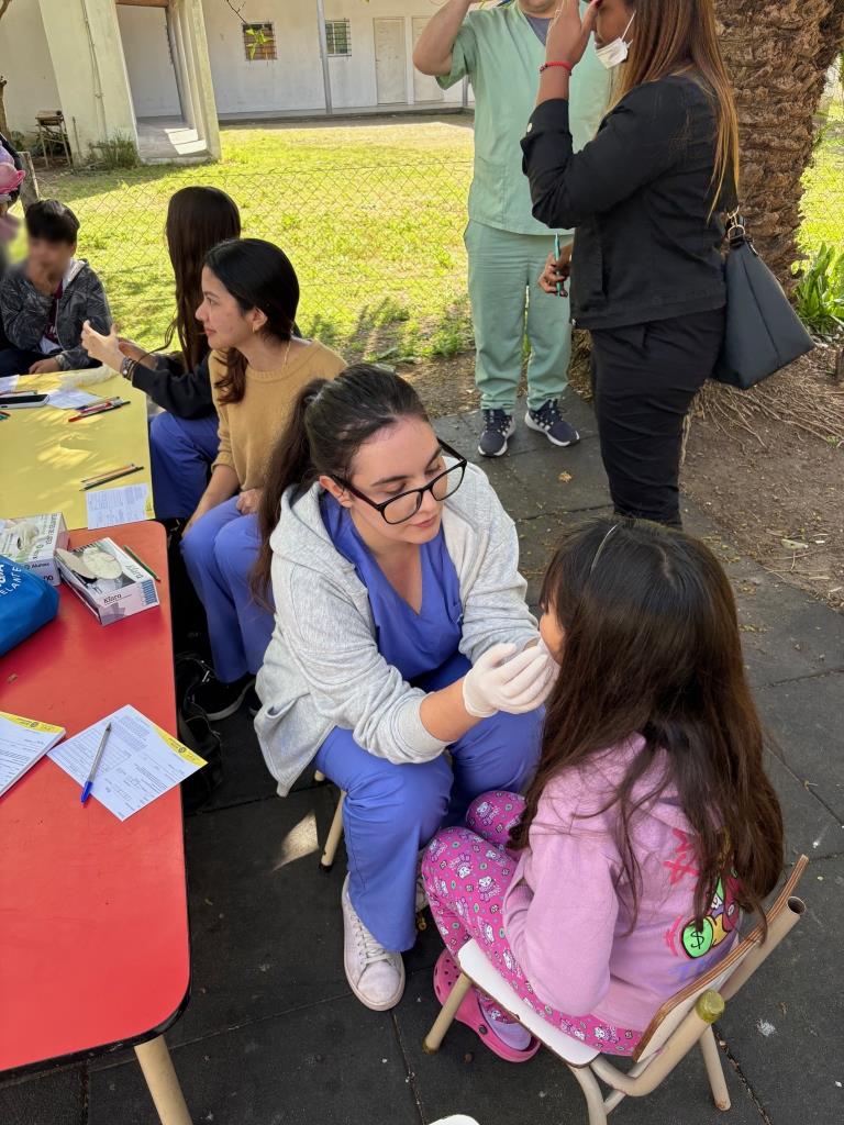 Acciones de prevención y relevamiento bucal en Villa Alba, junto a alumnos de la Facultad de Odontología 
