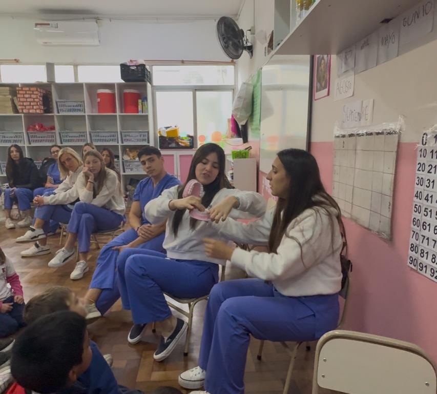 Estudiantes de Odontología realizaron una jornada de educación para la salud en el jardín Estrada