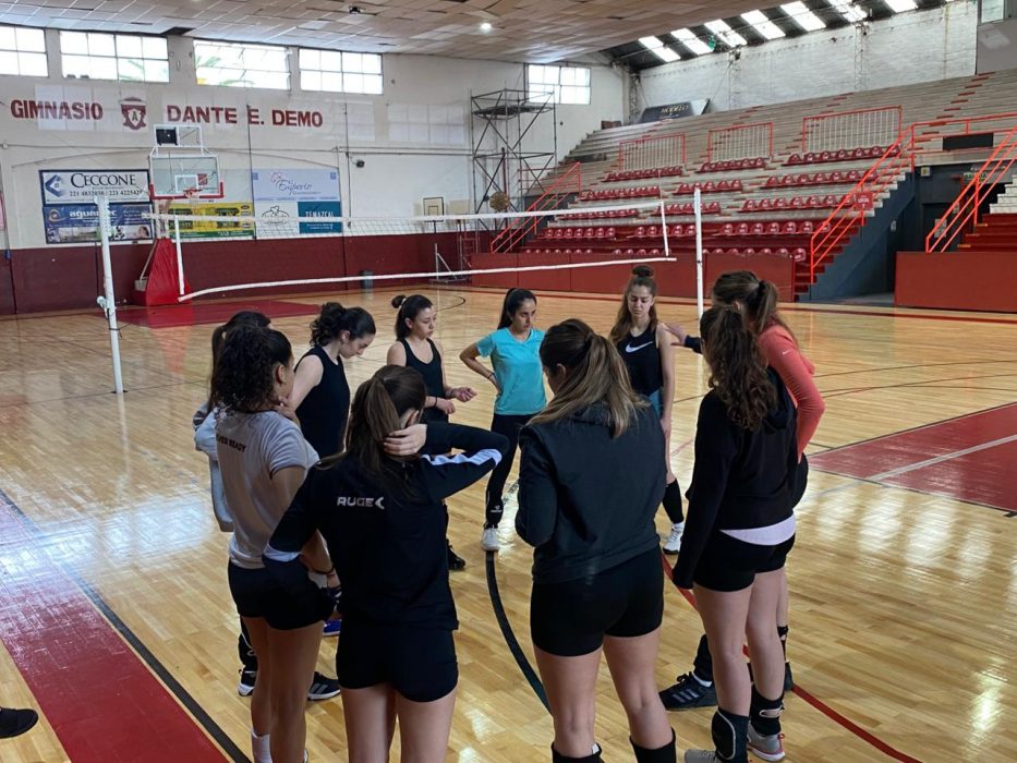El vóley femenino busca nuevas jugadoras para volver a las canchas