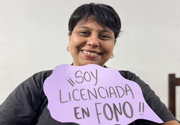 Honrar a su madre y el desafío de cumplir un sueño, obtener el título universitario
