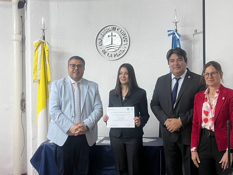 Reconocimiento a los alumnos becados por Santander en la UCALP Sede Bernal (6)
