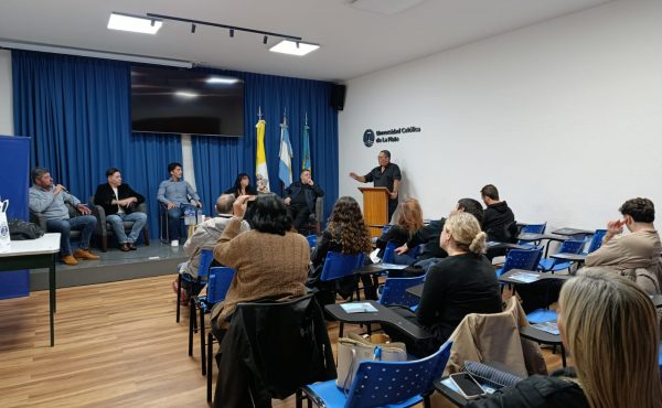 Agasajo al periodismo deportivo con charla y debate en la UCALP