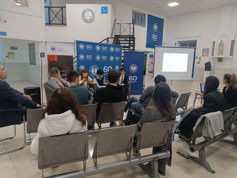 Estudiantes de Ciencia Política realizaron una simulación de campaña y proceso electoral (5)