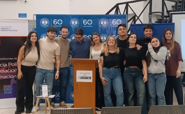 Simulación de campaña y proceso electoral con victoria de “Patria Justa”