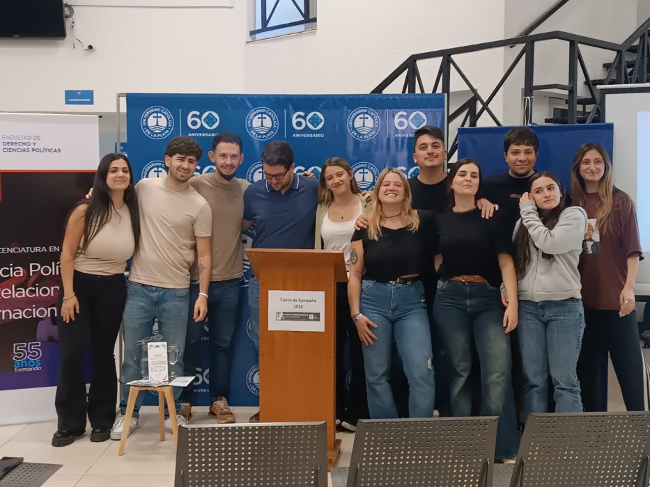 Simulación de campaña y proceso electoral con victoria de “Patria Justa”