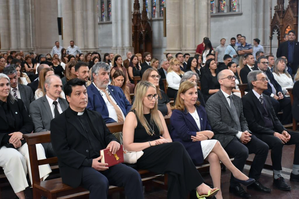 La Catedral se vistió de gala para celebrar a los nuevos graduados de Derecho
