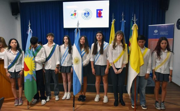 Acto de traspaso de banderas en el Secundario del Estrada