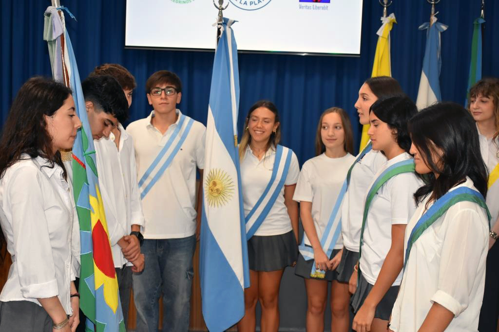 Acto de traspaso de banderas en el Colegio Secundario Estrada