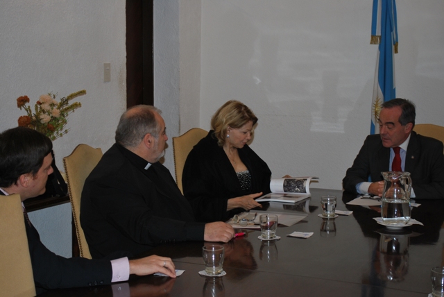 Visita de representantes de la Pontificia Universidad Lateranense de Roma y la Princesa italiana Vara Orsini